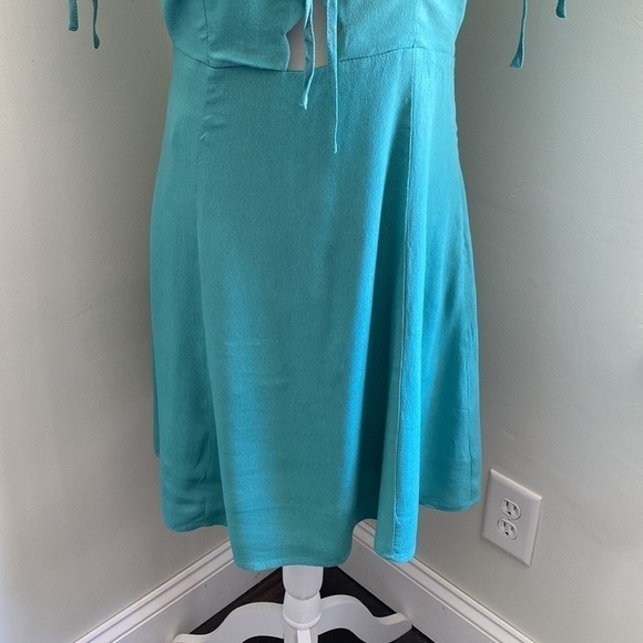 LUSH Peek A Boo Keyhole Dress NWT - Picture 4 of 10